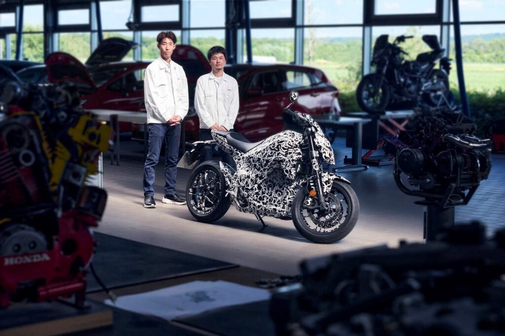 Honda EV FUN Concept: Europas aufregendste Elektromotorrad-Premiere im Test 1 Honda EV FUN Concept mit Entwicklerteam indoor, ©Honda