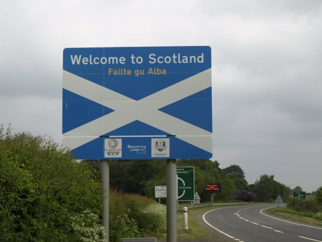 Als Alleinreisende nach Schottland per Motorrad - I did it! 4 Schild Welcome to Scotland