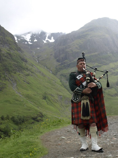 Als Alleinreisende nach Schottland per Motorrad - I did it! 17 Dudelsack in den schottischen Highlands. Ein Highlight auf Motorradreise.