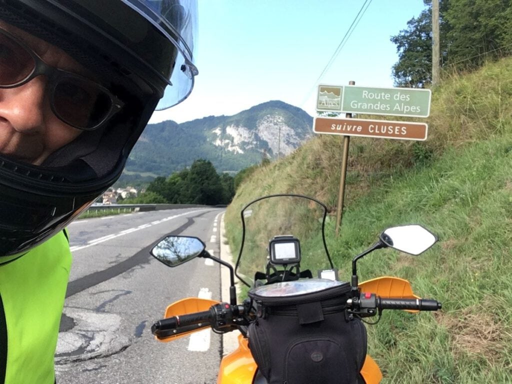 Route des Grandes Alpes – allein unterwegs zwischen Pässen, Hitze und Sehnsucht 7 7 Claudias 1. Schild auf der Route des Grandes Alpes