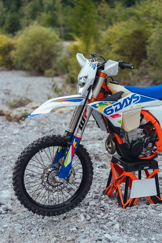KTM EXC 6DAYS 2026: Sonderedition für Enduro-Helden 2 KTM EXC 6DAYS 2026 Seitenansicht Vorderteil auf Offroad-Piste, © KTM