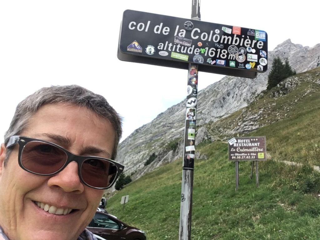 Route des Grandes Alpes – allein unterwegs zwischen Pässen, Hitze und Sehnsucht 8 8 Claudia vor dem Schild zum Col de la Columbière