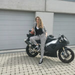 Sandra liebt ihre Yamaha R1