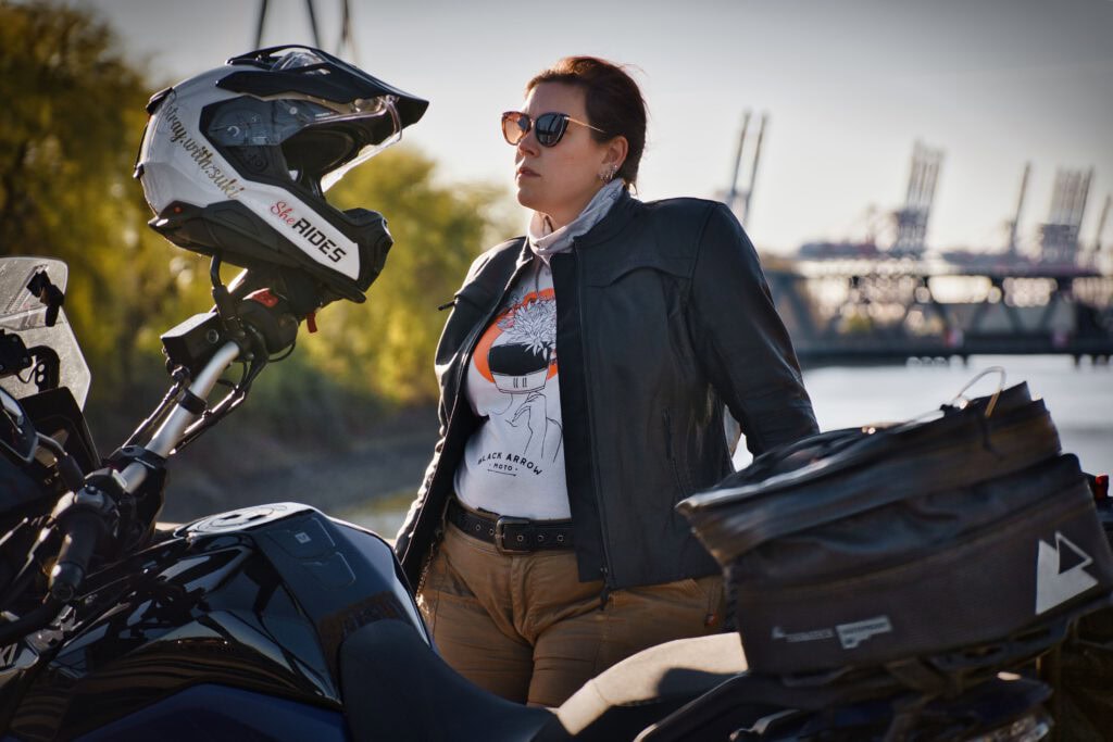 Getestet: Fastway Lederjacke – klassisch, robust und überraschend günstig 2 Wie schlägt sich die günstige Büffellederjacke im Alltag? Erfahre, wie sie in Design, Schutz & Komfort überzeugt. Fastway Lederjacke im Test. Tragebild, @Jenny Zeume