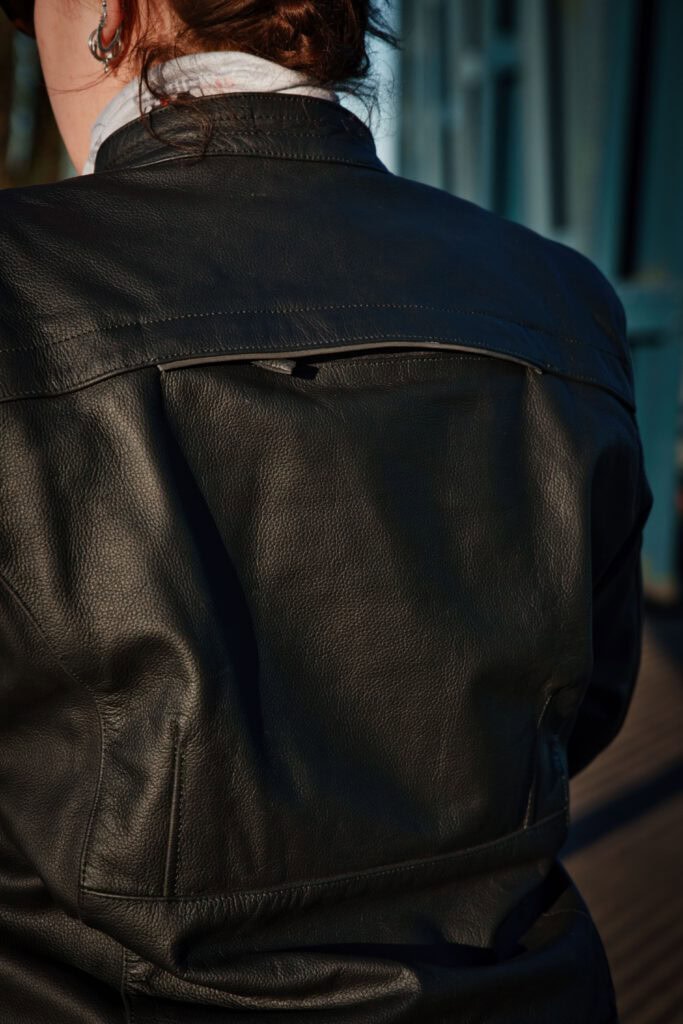 Getestet: Fastway Lederjacke – klassisch, robust und überraschend günstig 2 Fastway Lederjacke Detailansicht Lüftungsschlitz Rückseite