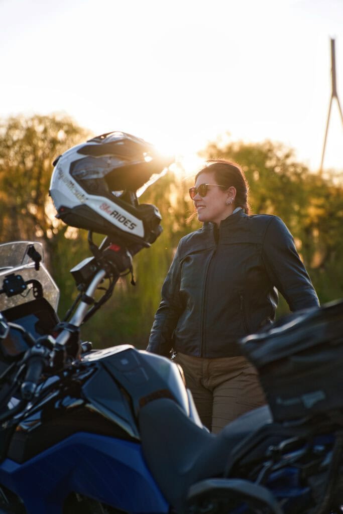 Getestet: Fastway Lederjacke – klassisch, robust und überraschend günstig 6 Fastway Lederjacke Tragebild geschlossen