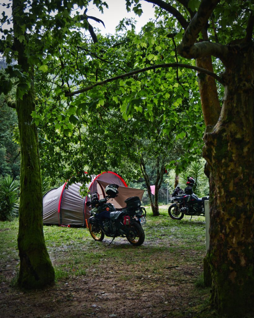 Motorrad-Camping - Bikes und Zelt auf dem Zeltplatz