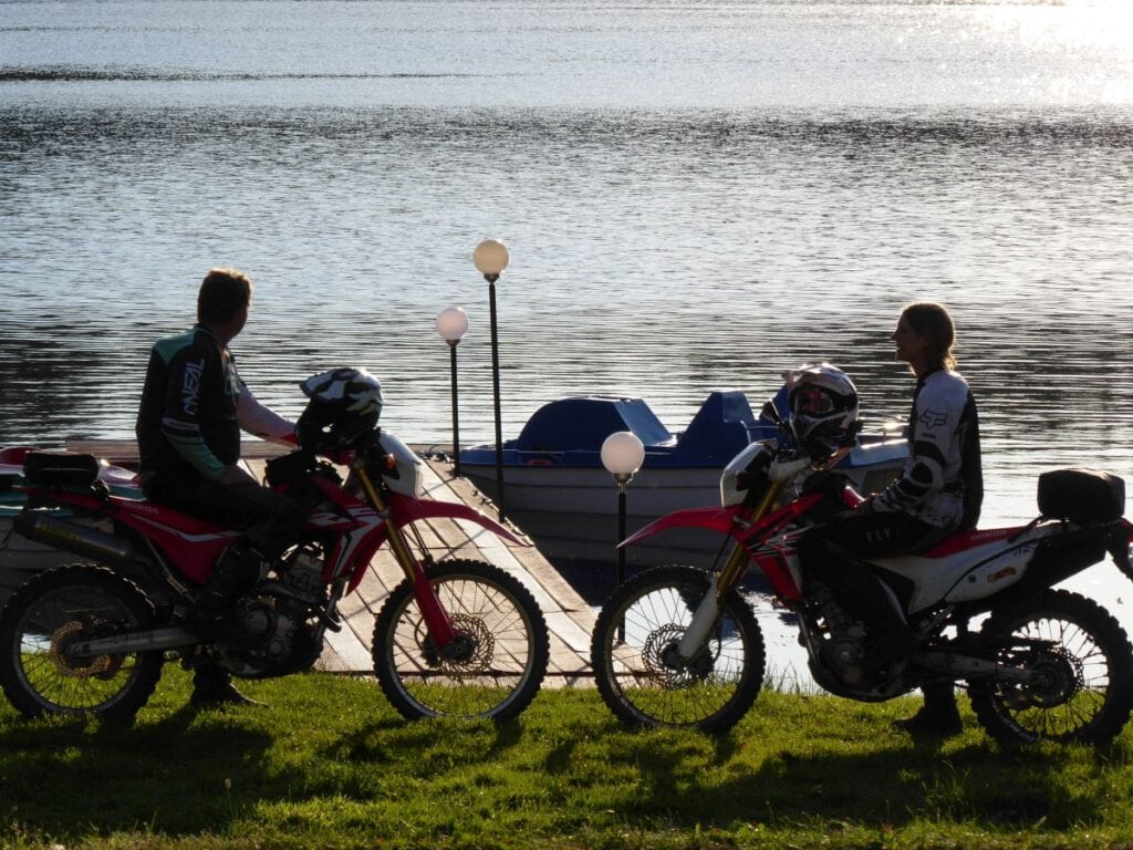 ENDURO IN POLEN / WESTPOMMERN – VERBOTEN GUT 15 Abendstimmung 2 Motorräder am See Jochen Ehlers - ENDUROFUN TOURS