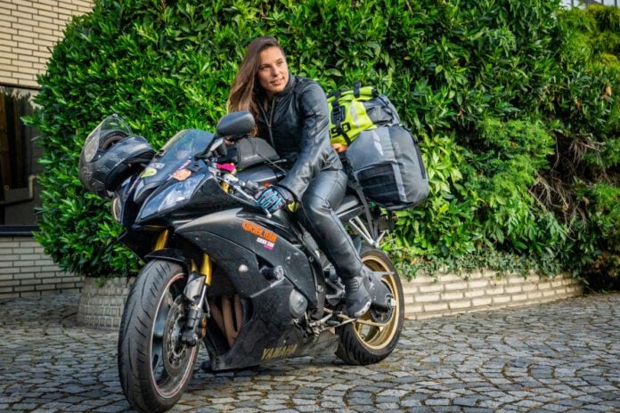 Auf Tour, auf dem Rundkurs und im Motorradalltag zeigt die IXS Aberdeen Lederkombi was sie kann. Die Motorrad-Lederkombi für Damen.