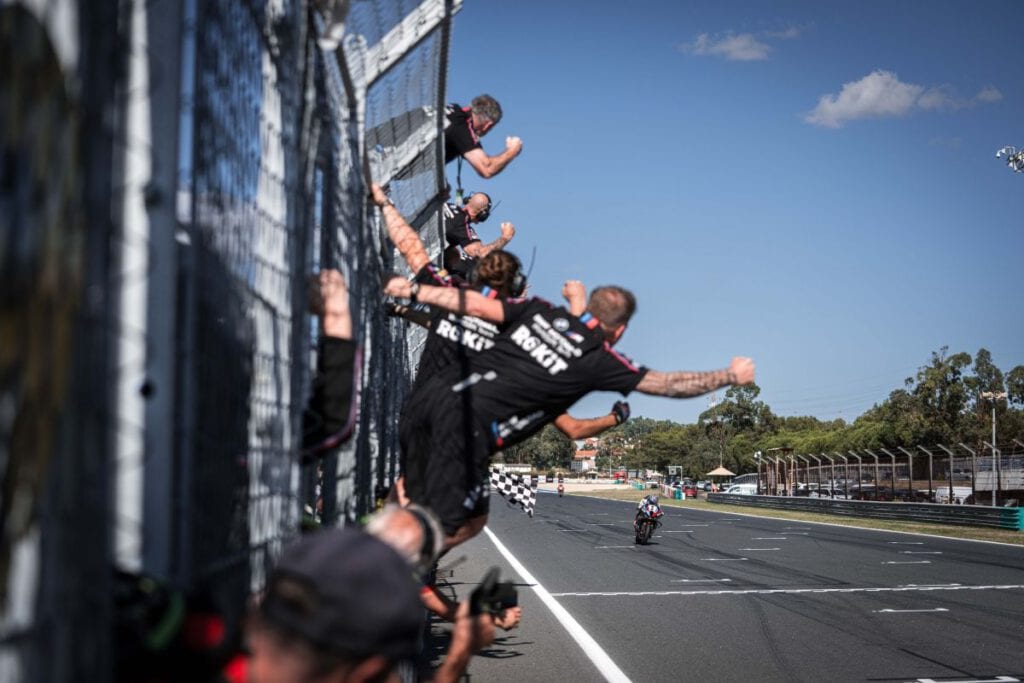 WorldSBK Estoril 2025 5 Anfeuern des Fahrers bei der WorldSBK Estoril 2025