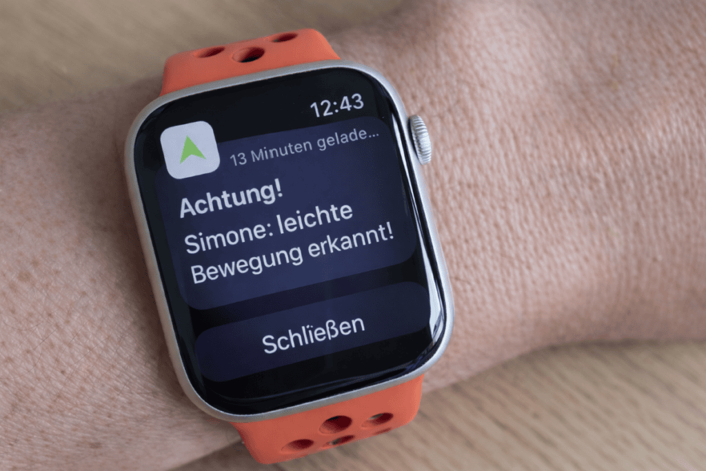 Sizzapp GPS-Tracker Anzeige auf der Smartwatch am Handgelenk