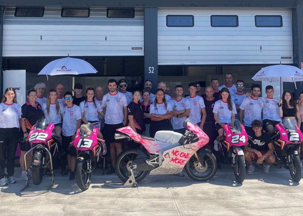 Aurora Angelucci – Mit #NoOneMore gegen Gewalt an Frauen 2 Aurora Angelucci mit Gesamtteam vor Motorrädern