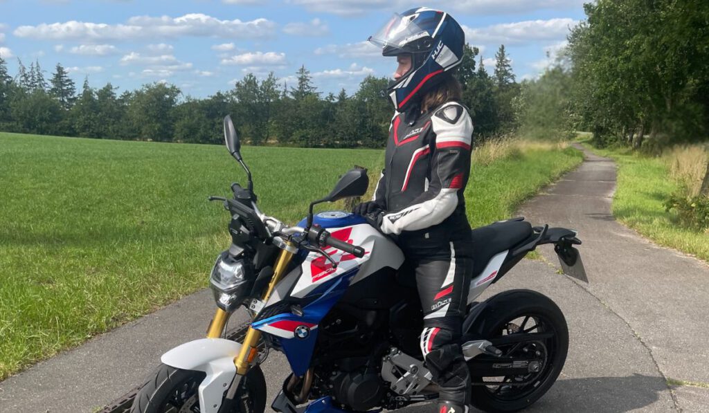 Auf den ersten 500 Kilometern überzeugt die BMW F900R mit der Kombination aus Leistung, Handling und Fahrkomfort. Erfahrungsbericht | Test