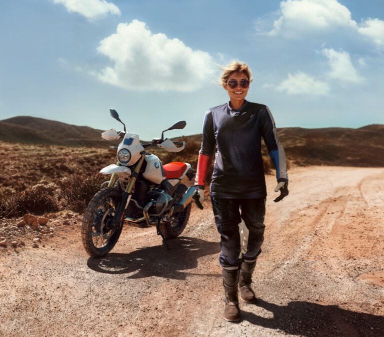 BMW R 12 G/S Lifestyle-Bild-mit-Fahrerin