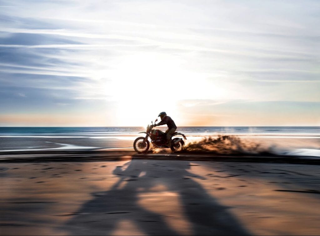 BMW R 12 G/S – Klassische Enduro, neu interpretiert 6 BMW R 12 G/S auf Fahrt im Sand