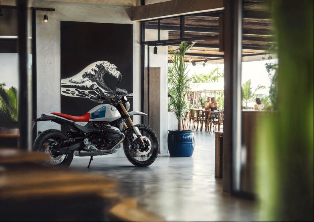 BMW R 12 G/S – Klassische Enduro, neu interpretiert 9 BMW R 12 G/S silberne Variante im Laden