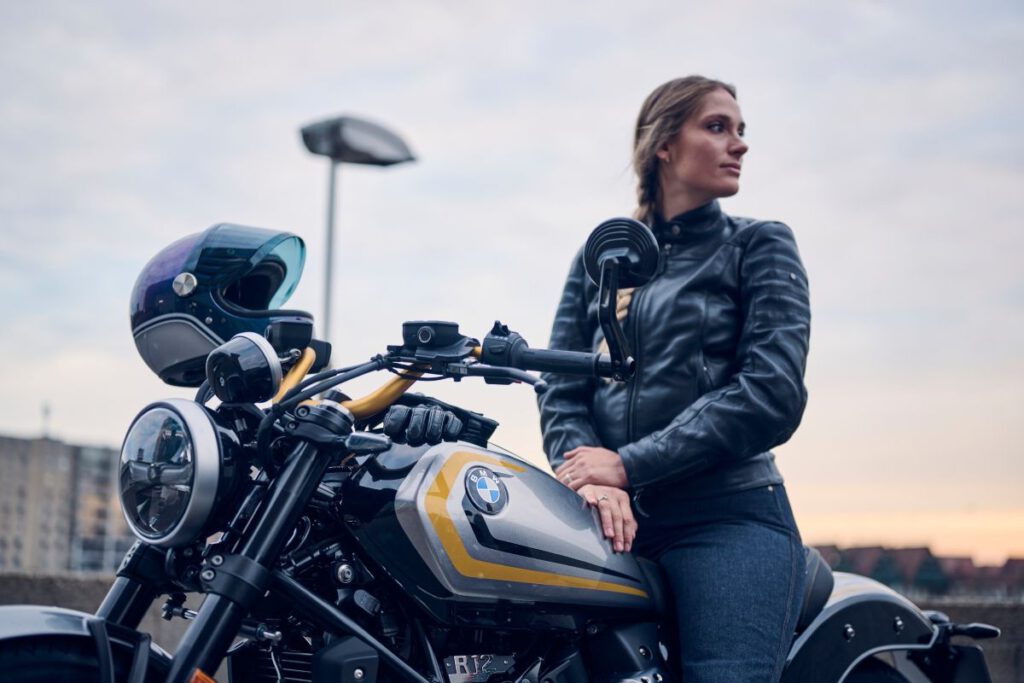 Die neue BMW R 12 nineT und R 12: Klassischer Roadster trifft auf coolen Cruiser 7 BMW R 12 nineT 2025 Modellbeispiel Frontansicht Fahrerin