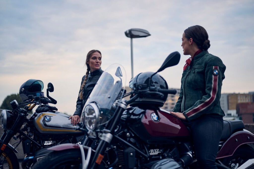 Die neue BMW R 12 nineT und R 12: Klassischer Roadster trifft auf coolen Cruiser 5 BMW R 12 nineT 2025 Modellbeispiele Fahrerinnen