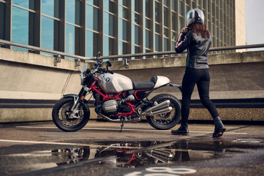 Die neue BMW R 12 nineT und R 12: Klassischer Roadster trifft auf coolen Cruiser 6 BMW R 12 nineT 2025 Roadster Modellansicht mit Fahrerin