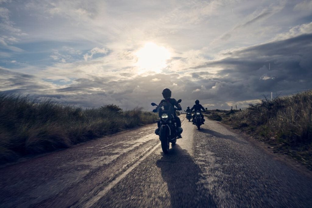 Die neue BMW R 12 nineT und R 12: Klassischer Roadster trifft auf coolen Cruiser 2 BMW R 12 nineT 2025 Roadster mit Boxermotor on the road Dünen