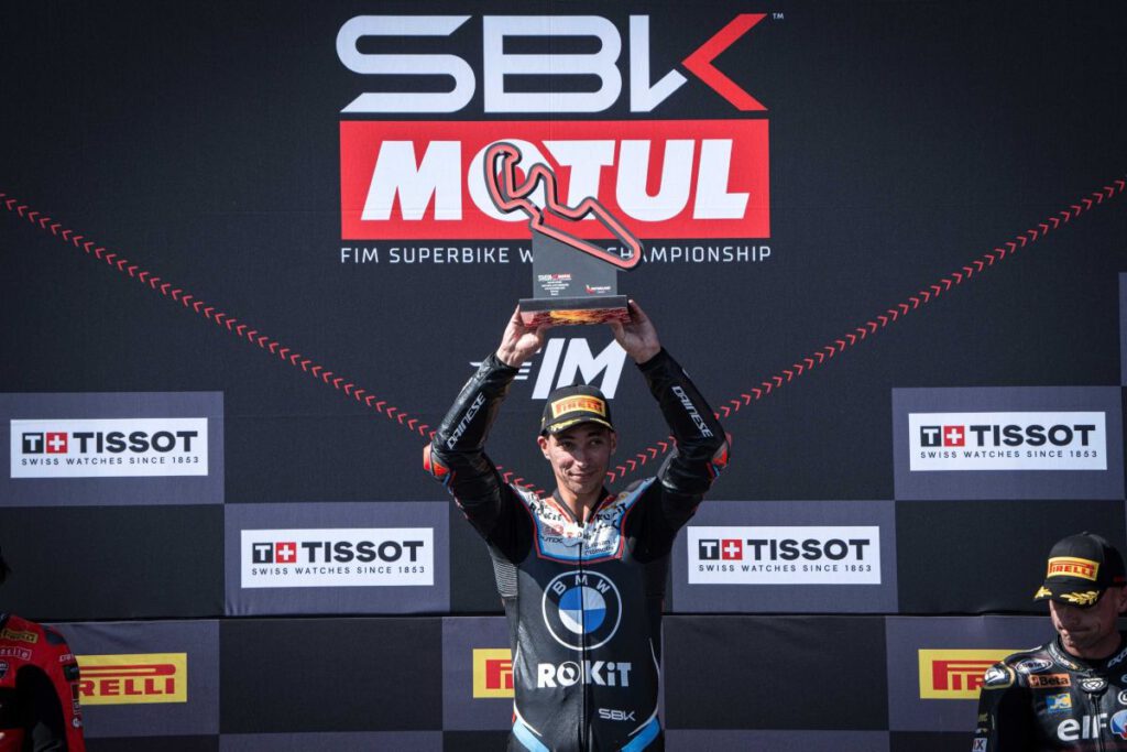 BMW WorldSBK Aragón 2025 Bild des Siegers mit Trophäe