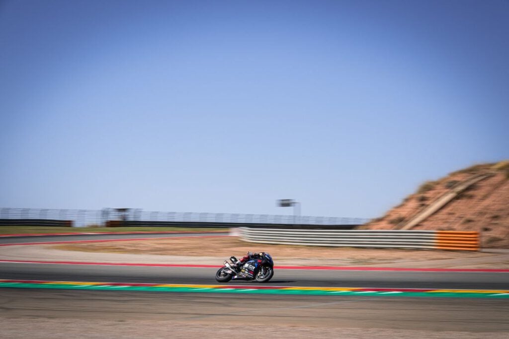 BMW WorldSBK Aragón 2025 Siegerfahrer auf der Rennstrecke