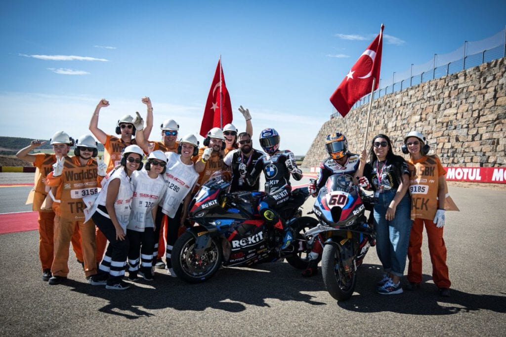 Krimi-Sieg beim BMW WorldSBK Aragón 2025 Razgatlioglu siegt mit BMW und baut WM-Führung aus 1 BMW WorldSBK Aragón 2025 Teambild nach dem Sieg