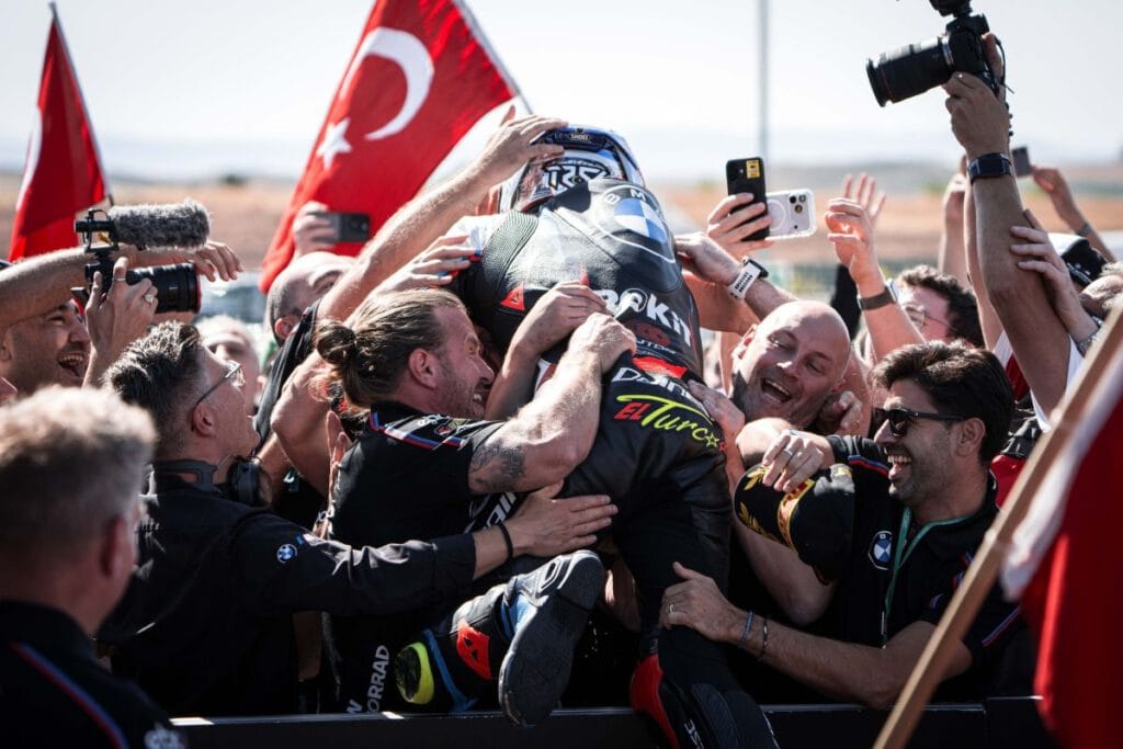 BMW WorldSBK Aragón 2025 Teamjubel nach dem Sieg