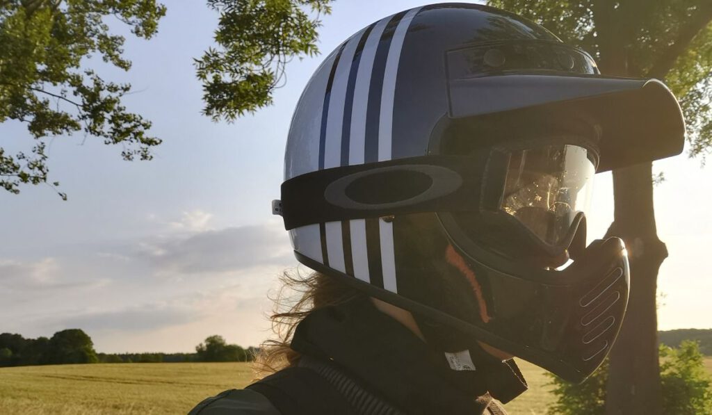 Getestet: Bell Moto-3 Retro-Crosshelm 4 Langzeittest Bell Moto-3 Retro-Crosshelm: Vintage-Charme trifft auf moderne Sicherheit. Entdecke Komfort, Stil und Alltagstauglichkeit!