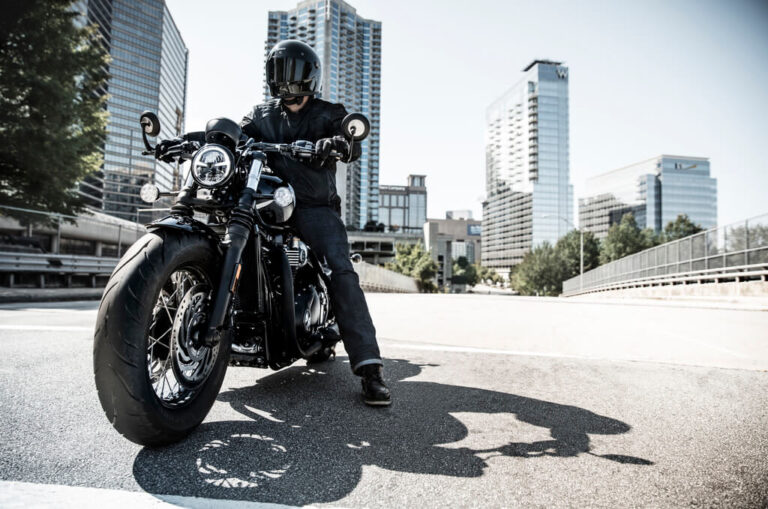 Triumph Bonneville Bobber Black: Dunkler, gemeiner, stärker