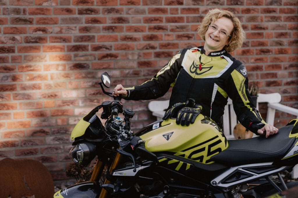 Ingrid – Zwischen Mentaltraining, Maschine und Mindset 10 BrandShooting Ingrid mit Motorrad