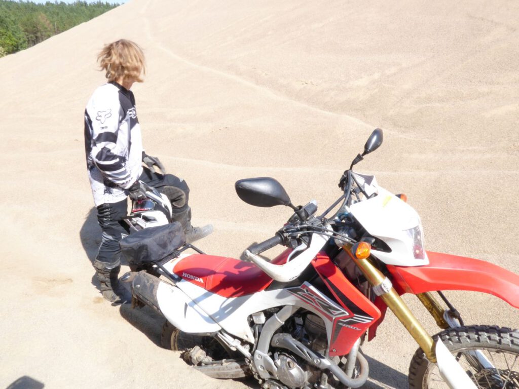 ENDURO IN POLEN / WESTPOMMERN – VERBOTEN GUT 19 Britta und Motorrad im Sand Jochen Ehlers ENDUROFUN TOURS