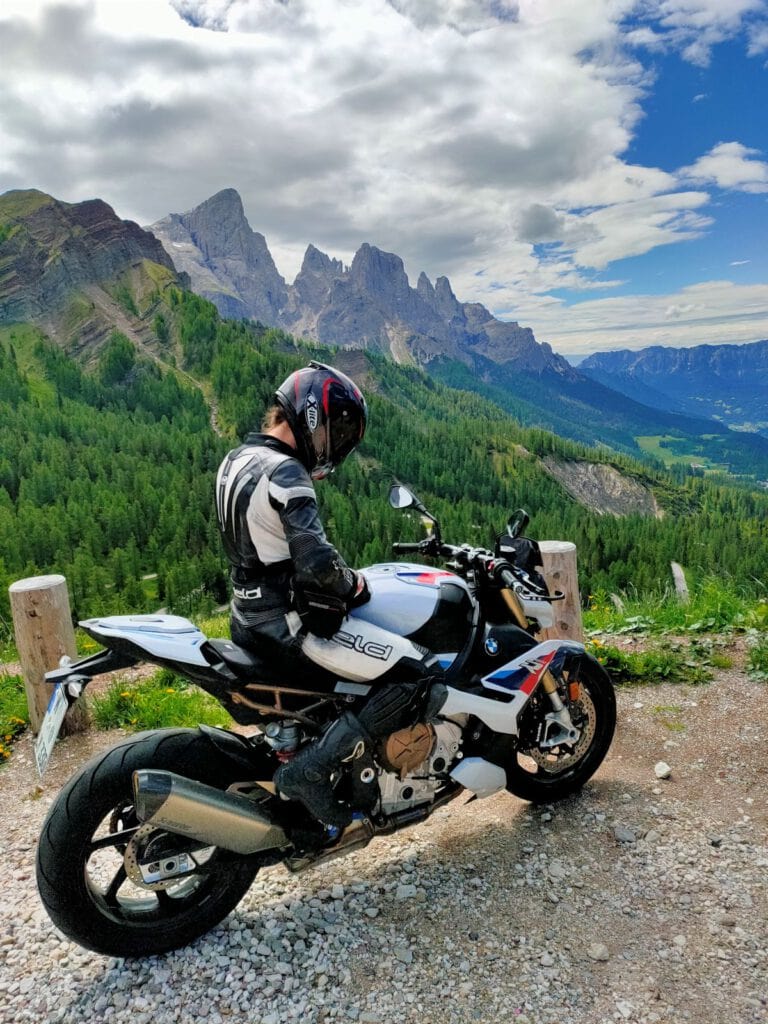 Building Speed Buchrezension Anna vor Bergkulisse