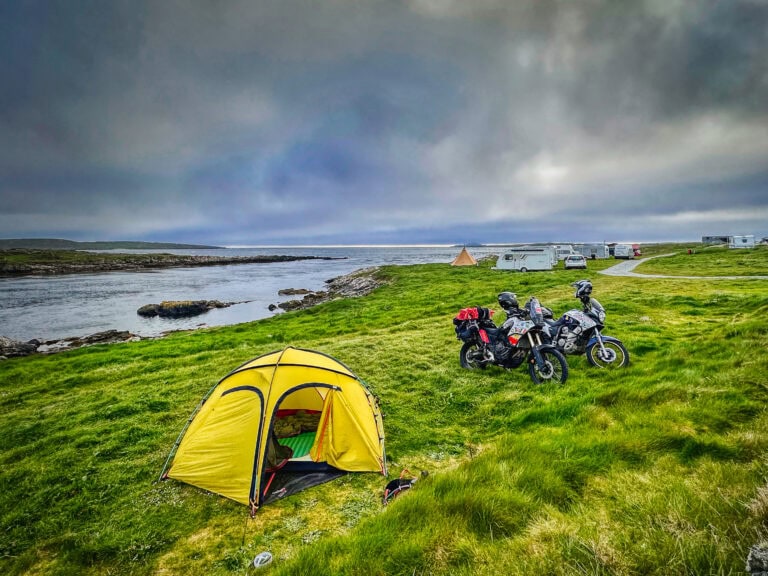 Motorrad-Camping - Clifden, Irland (Landschaft und Bikes)