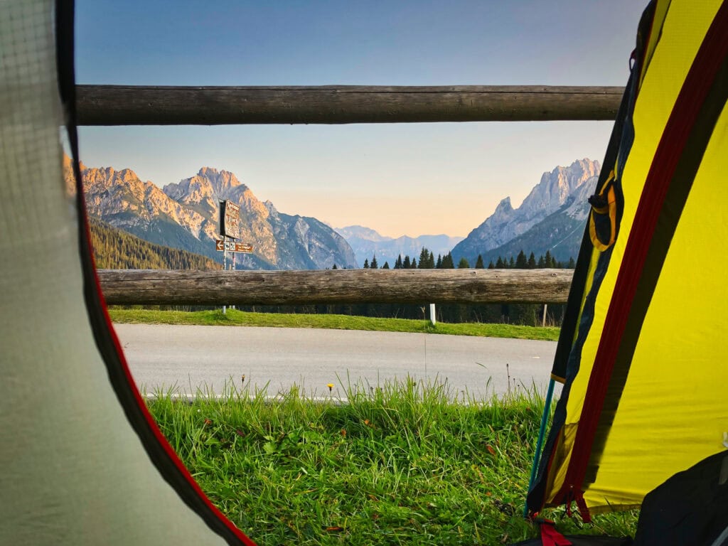 Motorrad-Camping - Dolomiten (Bergblick aus dem Zelt)