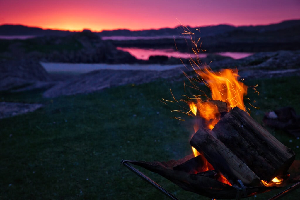 Motorrad-Camping - Isle of Mull, Schottland (Blick auf das nächtliche Lagerfeuer)
