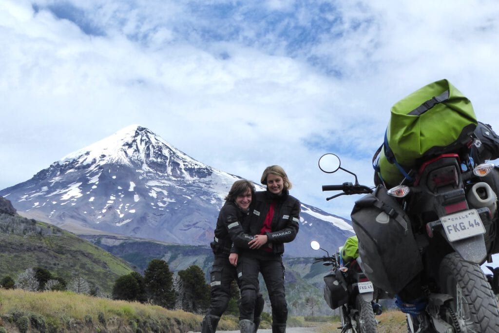 Chile. Carretera Austral. Joana und Joshua halten trotz aller Schwierigkeiten bei der Durchquerung des kalten und windigen Patagoniens zusammen.