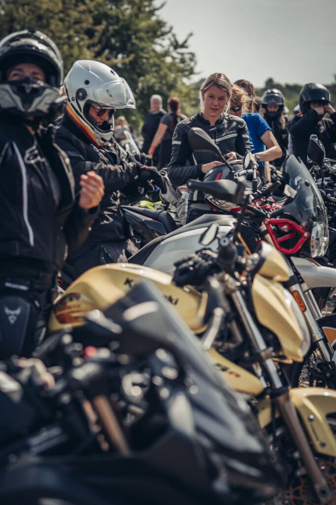 Fellows Ride @SHE RIDES Summit 2024 Gipfeltreffen motorradfahrender Frauen auf Burg Breuberg in Hessen.