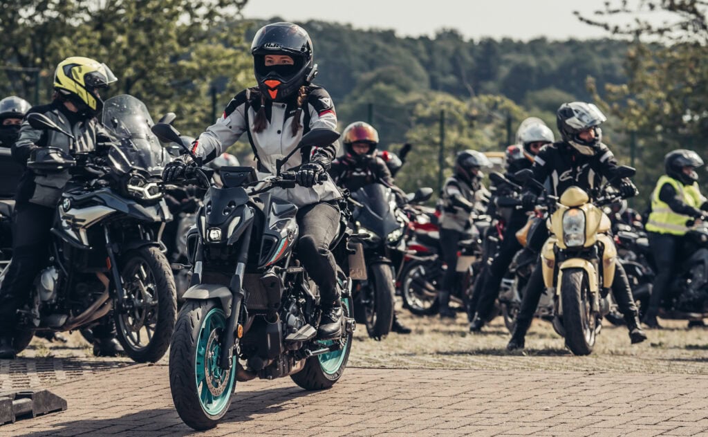 Fellows Ride @SHE RIDES Summit 2024 Gipfeltreffen motorradfahrender Frauen auf Burg Breuberg in Hessen.