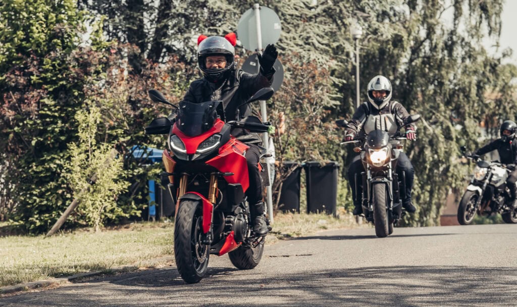 Fellows Ride @SHE RIDES Summit 2024 Gipfeltreffen motorradfahrender Frauen auf Burg Breuberg in Hessen.