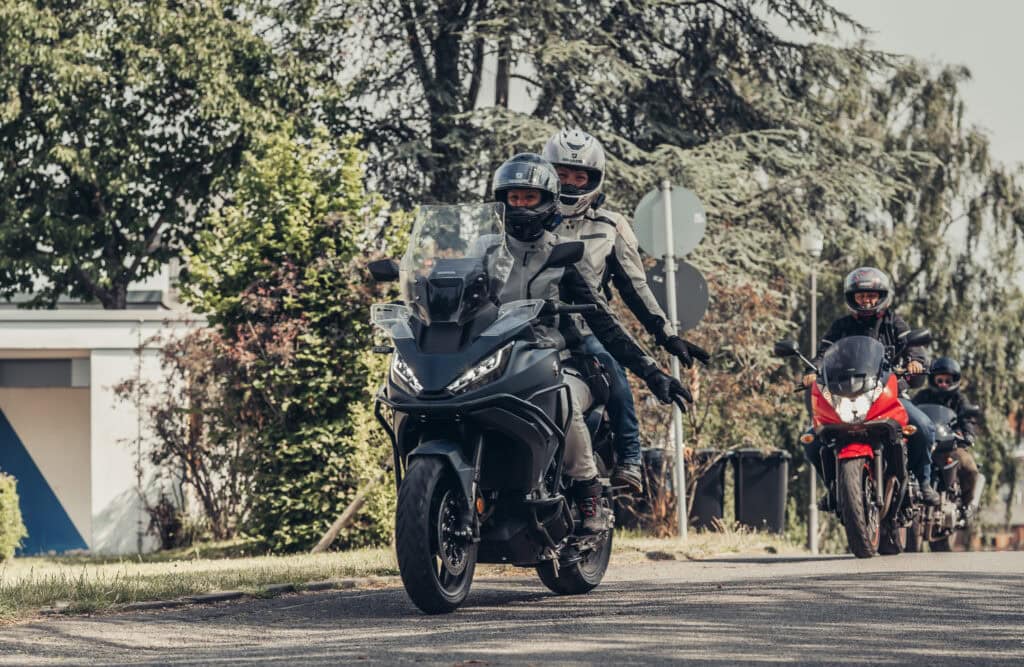 Fellows Ride @SHE RIDES Summit 2024 Gipfeltreffen motorradfahrender Frauen auf Burg Breuberg in Hessen.