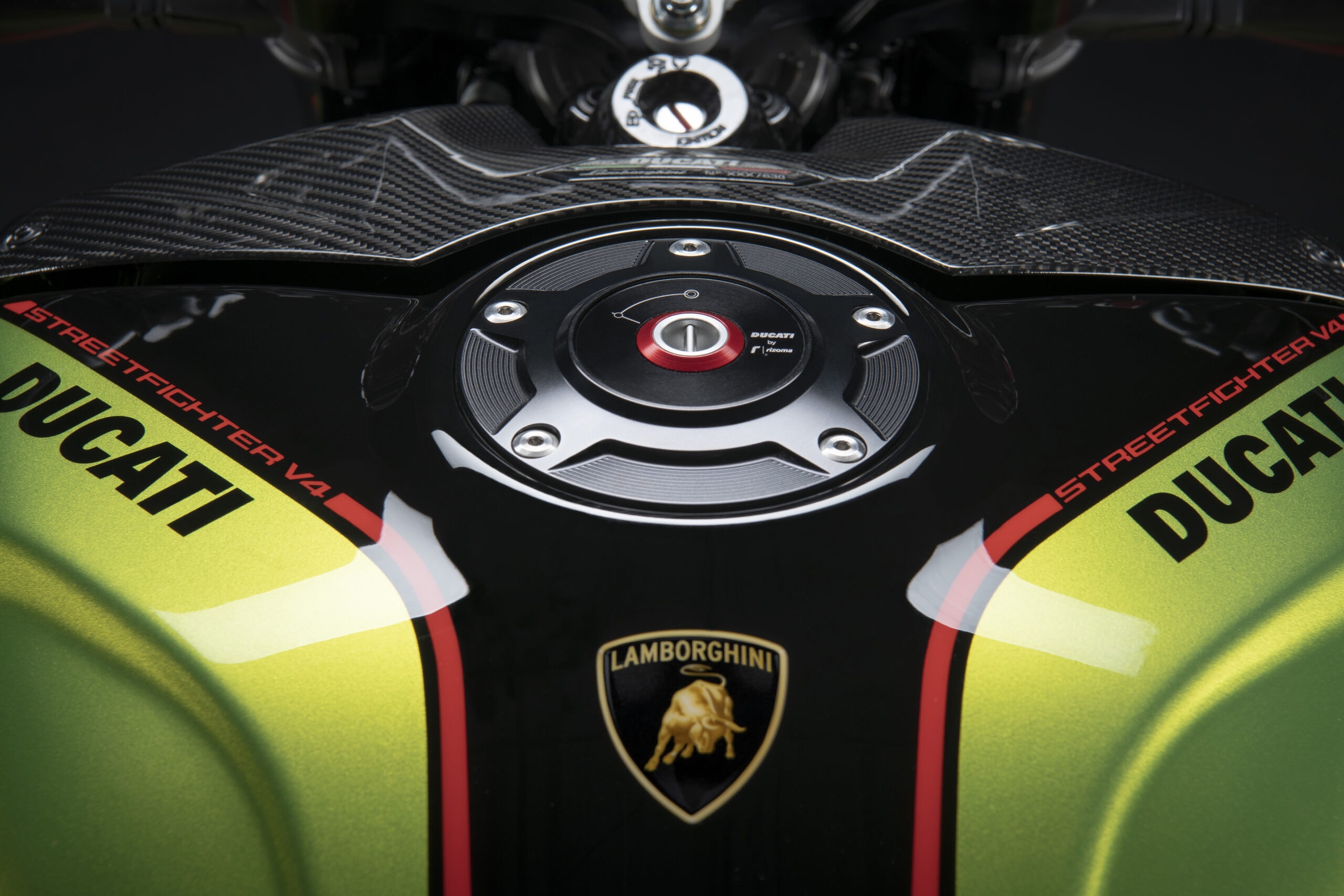 Im Herzen des Motor Valley, im Rahmen des GP von San Marino und der Rimini Riviera, präsentiert Ducati die Ducati Streetfighter V4 Lamborghini.
