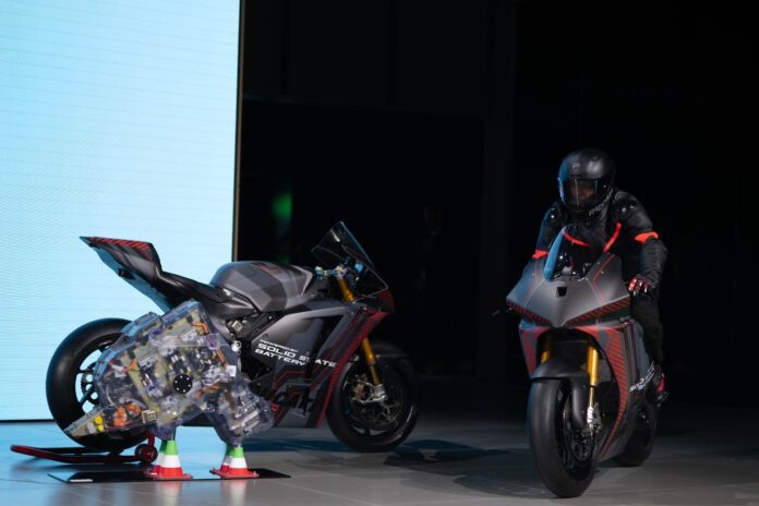 DUCATI_V21L Front_ und_Seitenansicht IAA 2025 Ducati V21L mit Festkörperbatterien Front - und Seitenansicht