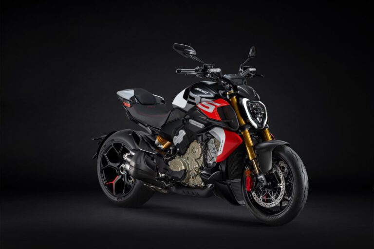 Ducati Diavel V4 RS Seitenansicht schräg