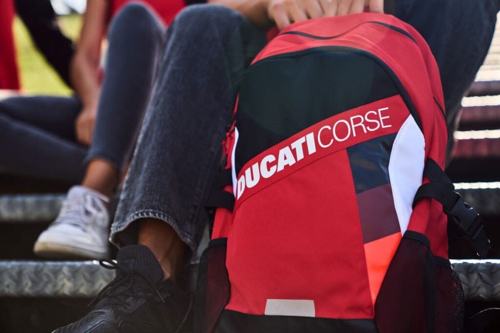 Für alle Ducati-Fans gibt es eine neue Bekleidungskollektion für die Motorradsaison 2023. Racing, Touring, Urban-Outfit und Lifestyle-Fashion.