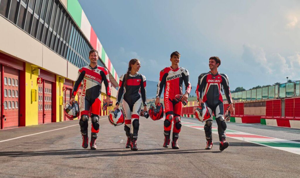 Neue Ducati-Kollektion von Racing bis Lifestyle 4 Für alle Ducati-Fans gibt es eine neue Bekleidungskollektion für die Motorradsaison 2023. Racing, Touring, Urban-Outfit und Lifestyle-Fashion.