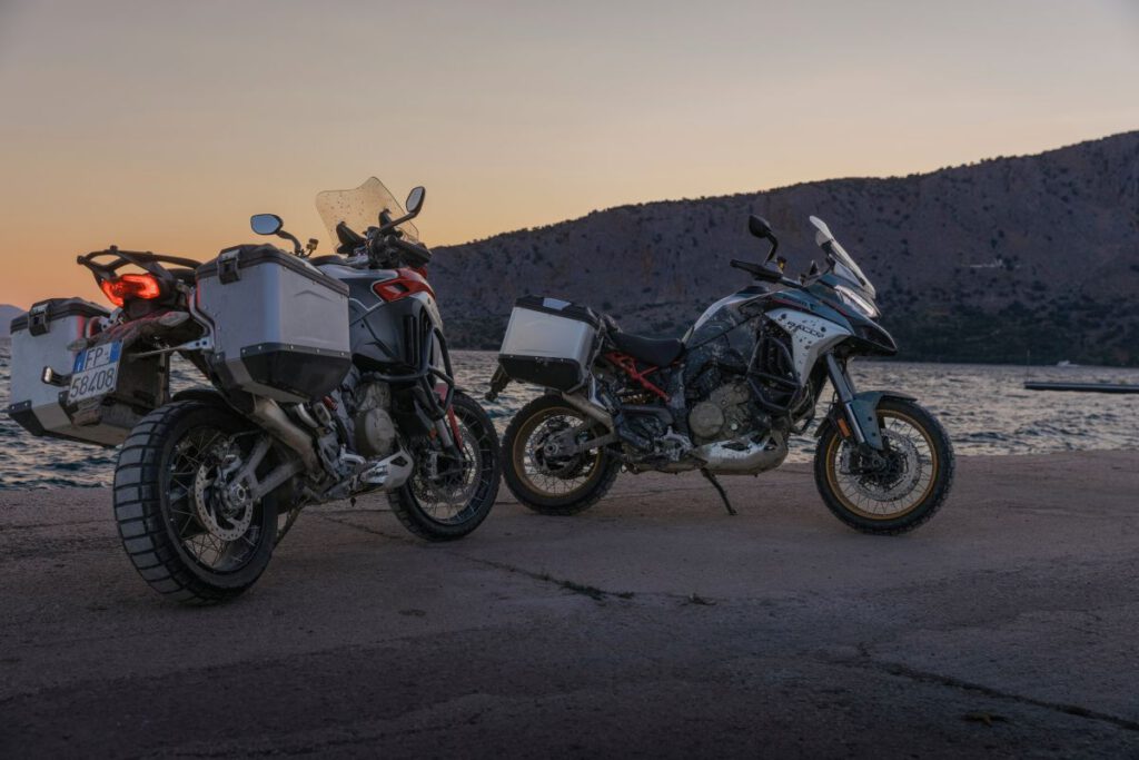 Ducati Multistrada V4 Rally 2026 2 Maschinen vor See im Sonnenuntergang