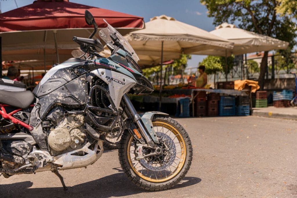 Ducati Multistrada V4 Rally 2026 vor Marktständen