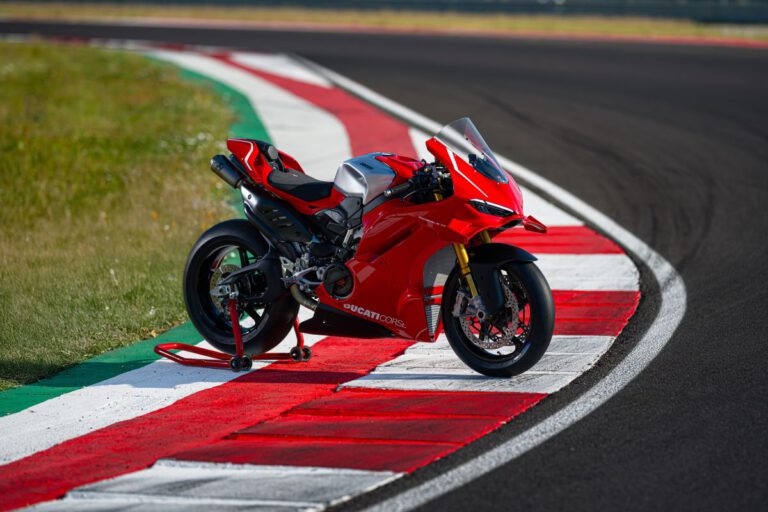 Ducati Panigale V4 R Seitenansicht auf der Rennstrecke