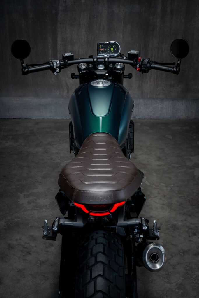 Ducati Scrambler Nightshift Emerald Green Lifestyle Bild Rückansicht Detail